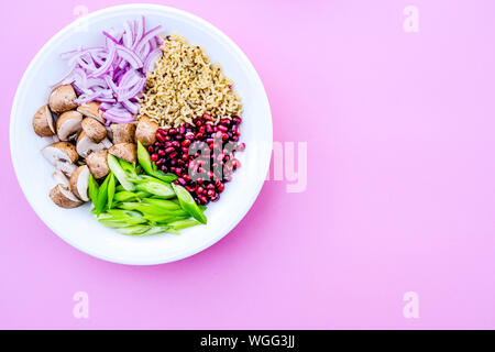 Vegetarisches Pilz und Reis Poke Schüssel mit Kastanien, Pilze, Granatapfel Samen, Feder Oniond und roten Zwiebeln Stockfoto
