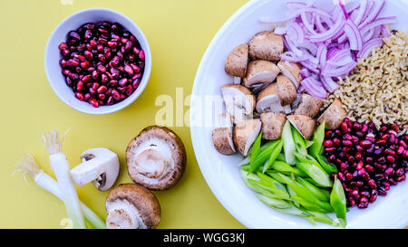 Vegetarisches Pilz und Reis Poke Schüssel mit Kastanien, Pilze, Granatapfel Samen, Feder Oniond und roten Zwiebeln Stockfoto