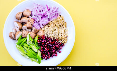 Vegetarisches Pilz und Reis Poke Schüssel mit Kastanien, Pilze, Granatapfel Samen, Feder Oniond und roten Zwiebeln Stockfoto