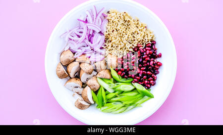 Vegetarisches Pilz und Reis Poke Schüssel mit Kastanien, Pilze, Granatapfel Samen, Feder Oniond und roten Zwiebeln Stockfoto