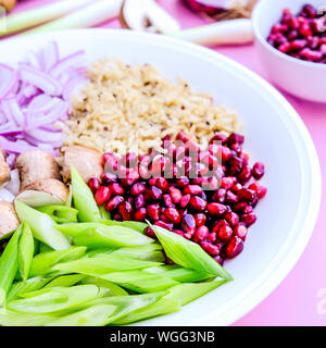Vegetarisches Pilz und Reis Poke Schüssel mit Kastanien, Pilze, Granatapfel Samen, Feder Oniond und roten Zwiebeln Stockfoto