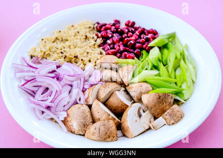 Vegetarisches Pilz und Reis Poke Schüssel mit Kastanien, Pilze, Granatapfel Samen, Feder Oniond und roten Zwiebeln Stockfoto