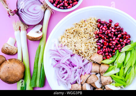 Vegetarisches Pilz und Reis Poke Schüssel mit Kastanien, Pilze, Granatapfel Samen, Feder Oniond und roten Zwiebeln Stockfoto