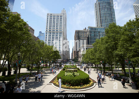 Auf der Suche nach Osten Washington Street vom Wrigley Platz im Millennium Park in Chicago Illinois Vereinigte Staaten von Amerika Stockfoto