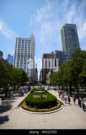 Auf der Suche nach Osten Washington Street vom Wrigley Platz im Millennium Park in Chicago Illinois Vereinigte Staaten von Amerika Stockfoto