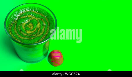 Heiß latte Grüner Tee mit Matcha Pulver auf grünem Hintergrund, freier Platz für Text Stockfoto