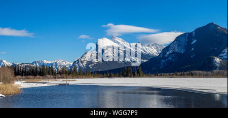 Mount Rundle, spiegelt sich in den eisigen Gewässern der Vermillion Lakes in der Nähe von Banff Alberta Kanada Stockfoto