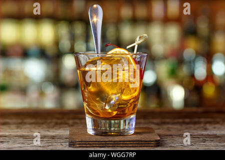 American Cocktail ist altmodisch. Cocktail steht auf einer Bar aus Holz in einem Nachtclub Stockfoto