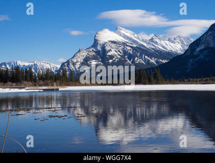 Mount Rundle, spiegelt sich in den eisigen Gewässern der Vermillion Lakes in der Nähe von Banff Alberta Kanada Stockfoto