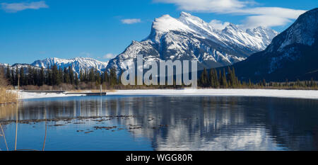 Mount Rundle, spiegelt sich in den eisigen Gewässern der Vermillion Lakes in der Nähe von Banff Alberta Kanada Stockfoto