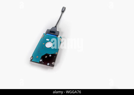 Sata-Kabel angeschlossenen HDD 2,5 Festplatte auf weißem Hintergrund Detailansicht Stockfoto