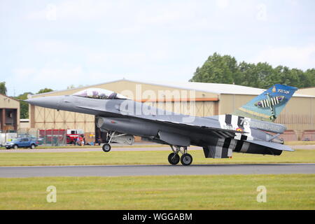 Belgische Luftwaffe General Dynamics F-16 Fighting Falcon in D-Day Farben bei der RIAT Air Show, RAF Fairford, Gloucestershire, Großbritannien anreisen Stockfoto