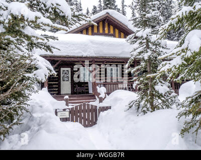 Speichern Download Vorschau Log Cabin entlang der Küste eines gefrorenen Lake Louise, Banff, Kanada Stockfoto