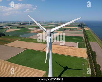 Drone Foto einer großen Mühle mit einer Gesamthöhe von 198 Meter mit einer Höhe von 135 Meter. Im Hintergrund die Polder Wieringermeer.. Phot Stockfoto