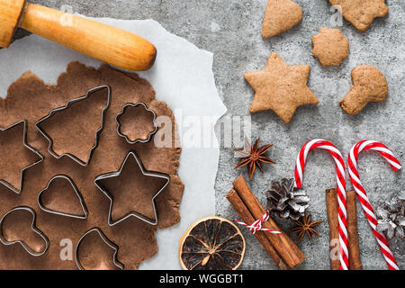 Kochen Weihnachten Lebkuchen Cookies auf grauem Beton Hintergrund. top anzeigen. Flach Stockfoto