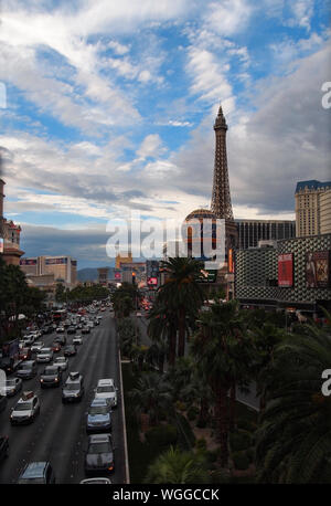 LAS VEGAS, Nevada - 21. Juli 2018: Die Suche nach dem Las Vegas Boulevard Richtung der Wüste Berge in der Ferne, der viel befahrenen Straße ist gesäumt mit Casino Stockfoto