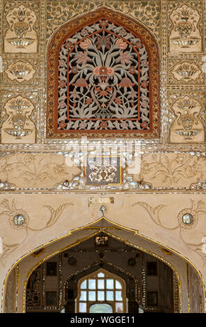 Schönes Mosaik Wall Design mit Spiegeln, Marmor und Fliesen in Fort Amber, Jaipur, Indien Stockfoto