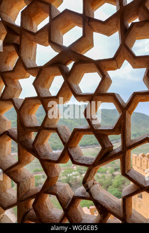 Nahaufnahme eines geschnitzten Fenster in Mogul Architektur am Fort Amber, Jaipur, Indien Stockfoto