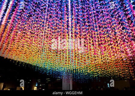 Kuala Lumpur, Malaysia-May 1 2019: Schöne Regenbogen origami Kraniche falten Papier Stockfoto