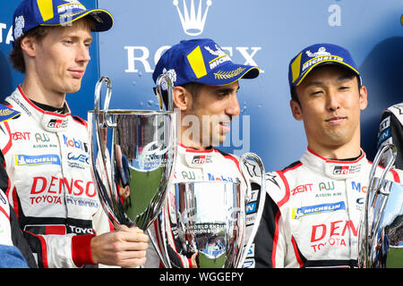 Silverstone, Großbritannien. 01 Sep, 2019. TOYOTA GAZOO RACING drivers feiern P2 auf dem Podium. L-R Brendon Hartley, Sébastien Buemi, Kazuki Nakajima während der FIA World Endurance Championship auf dem Silverstone Circuit, Silverstone, England am 1. September 2019. Foto von Jurek Biegus. Credit: UK Sport Pics Ltd/Alamy leben Nachrichten Stockfoto