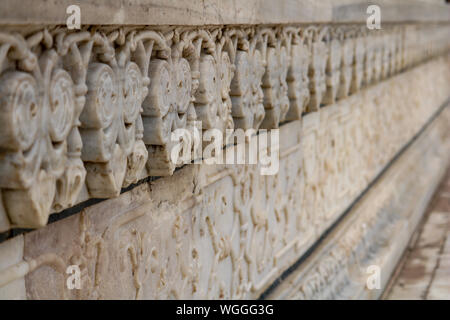 Nahaufnahme von Ornamenten und bunten Edelsteinen im Taj Mahal, Agra, Indien Stockfoto