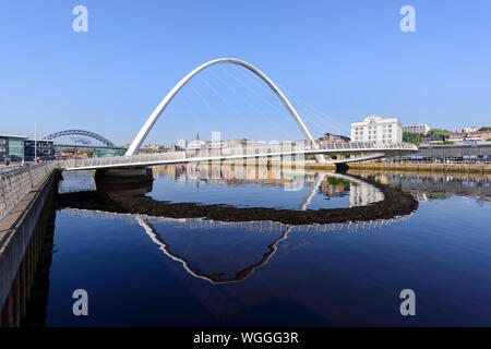 Unter einem blauen Himmel Newcastle upon Tyne und Millennium Bridge von Gateshead Seite des Flusses gesehen Tyne Stockfoto