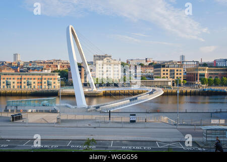 Unter einem blauen Himmel Newcastle upon Tyne und Millennium Bridge von Gateshead Seite des Flusses gesehen Tyne Stockfoto