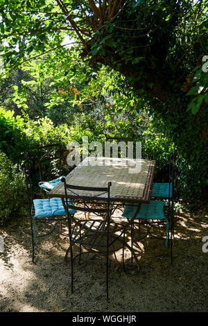 Tisch und Stühle im Garten, Ales Bezirk, Gard, Frankreich Stockfoto