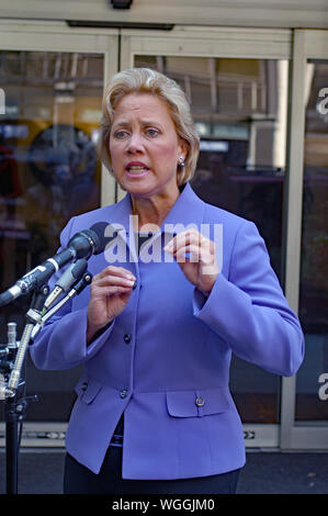 Washington DC, USA, 11. September 2005 United States Senator Mary Landrieu (Demokratische von Louisiana) spricht mit Reportern über die Folgen des Hurrikans Katrina außerhalb des Studios von CBS Nachrichten nach ihrem Auftritt am Sonntag morgen Talkshow "Gesicht der Nation" Stockfoto