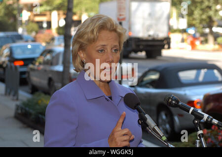 Washington DC, USA, 11. September 2005 United States Senator Mary Landrieu (Demokratische von Louisiana) spricht mit Reportern über die Folgen des Hurrikans Katrina außerhalb des Studios von CBS Nachrichten nach ihrem Auftritt am Sonntag morgen Talkshow "Gesicht der Nation" Stockfoto