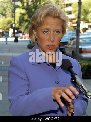 Washington DC, USA, 11. September 2005 United States Senator Mary Landrieu (Demokratische von Louisiana) spricht mit Reportern über die Folgen des Hurrikans Katrina außerhalb des Studios von CBS Nachrichten nach ihrem Auftritt am Sonntag morgen Talkshow "Gesicht der Nation" Stockfoto