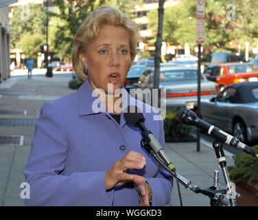 Washington DC, USA, 11. September 2005 United States Senator Mary Landrieu (Demokratische von Louisiana) spricht mit Reportern über die Folgen des Hurrikans Katrina außerhalb des Studios von CBS Nachrichten nach ihrem Auftritt am Sonntag morgen Talkshow "Gesicht der Nation" Stockfoto