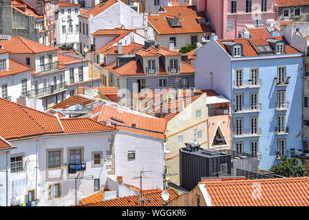 Lissabon, Portugal - Juli 23, 2019: Summertime Blick über die Dächer der Alfama Stockfoto