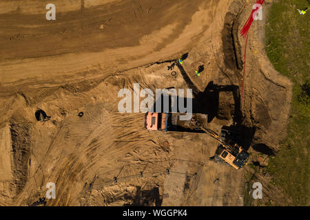 Drone top down Sicht der Baustelle und Bagger Bagger Erde. Stockfoto