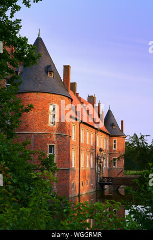 Romantische Herten Schloss, von der Abendsonne im August beleuchtet. Wasserburg, Ruhrgebiet in Nordrhein-Westfalen, Deutschland. Stockfoto