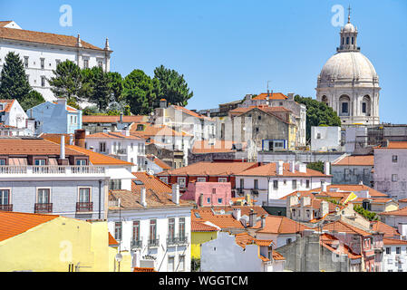 Lissabon, Portugal - Juli 23, 2019: Summertime Blick über die Dächer der Alfama Stockfoto