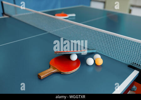 Ping pong Schläger und Bälle im Spiel Tabelle mit Net Stockfoto