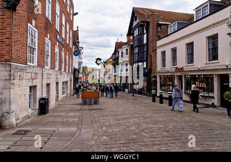 Winchester Stadtzentrum. High Street Käufer in der Fußgängerzone - England - Vereinigtes Königreich. Phototaken am 6. Mai 2019 Stockfoto