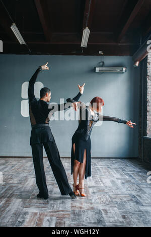 Ballrom Tanzausbildung, Paar tanzen im Studio Stockfoto