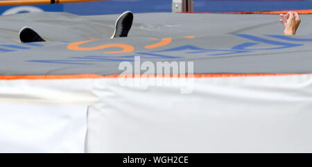 Berlin, Deutschland. 01 Sep, 2019. Athletik, Stabhochsprung: Konferenz, ISTAF (International Stadium Festival) im Olympiastadion. Armand Duplantis aus Schweden gewinnt im Pole Vault und liegt im Jumping mat. Credit: Jens Büttner/dpa-Zentralbild/dpa/Alamy leben Nachrichten Stockfoto