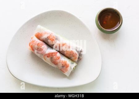 Ansicht von oben serviert Nem Cuon (frisch Vietnamesisch nem Rolle mit Garnelen, Mango und Ingwer) auf die weiße Platte auf dem Whiteboard Stockfoto