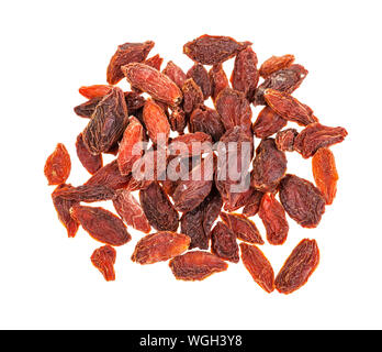 Blick von oben auf die Haufen von getrockneten Goji Beeren auf weißem Hintergrund Stockfoto