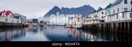 Malerischer Blick auf die Waterfront Hafen in Henningsvær im Sommer. Henningsvær ist ein Fischerdorf und touristische Stadt auf Austvagoya in der Lofote Stockfoto