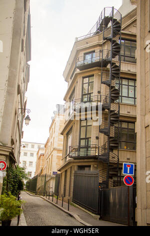 Paris, Frankreich, 7. Juli 2018: Die Straße von Paris Schmale und ein Gebäude mit einer Wendeltreppe Stockfoto