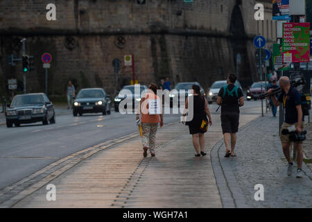 Dresden, Deutschland. 01 Sep, 2019. "Oma gegen Rechts" ist auf dem Schild eines Wanderers. Credit: Klaus-Dietmar Gabbert/dpa-Zentralbild/dpa/Alamy leben Nachrichten Stockfoto