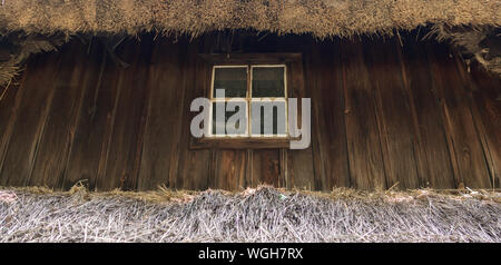 Detail des alten Vintage Fenster in einer Wand Stockfoto