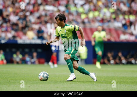 1. September 2019; Wanda Metropolitano Stadion, Madrid, Spanien; La Liga, Atletico de Madrid gegen Sociedad Deportiva Eibar; Takashi Inui (SD Eibar) kommt nach vorn auf der Kugel - redaktionelle Verwendung. Stockfoto