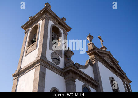 Kirche Igreja Paroquial de Leca da Palmeira. Weiße Fassade und dunklen Details. Zwei Tower, Kreuz über dem Eingang. Blue Sky. Palmeira, Portugal. Stockfoto