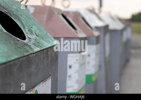 Glasbehälter, Fokus auf verwendende, recyling Stockfoto