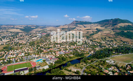 Luftaufnahme von Millau und der Gorges du Tarn Stockfoto